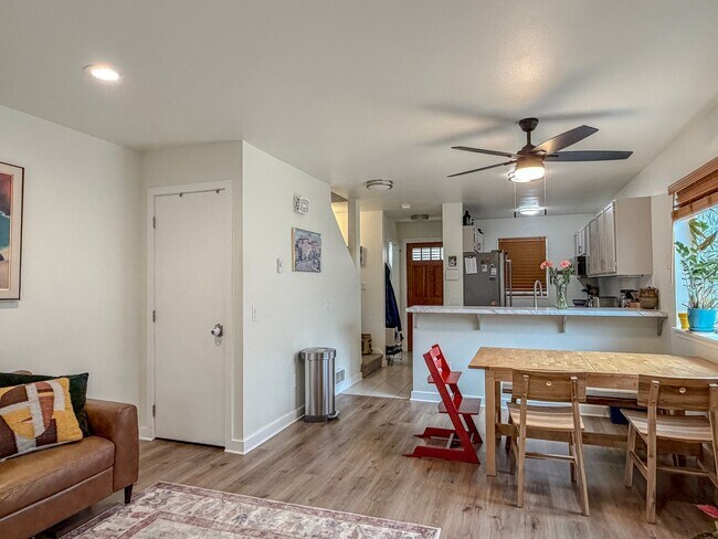 Foto del edificio - 2 bed/2.5 bath Townhome with Bonus Loft Space in North Seattle, $2,800/mo.