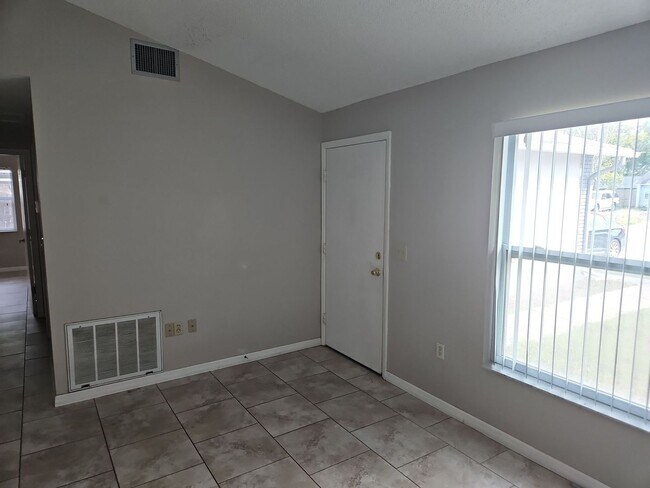 Building Photo - Spacious 2 Bedroom, 2 Bath, 2 car garage H...