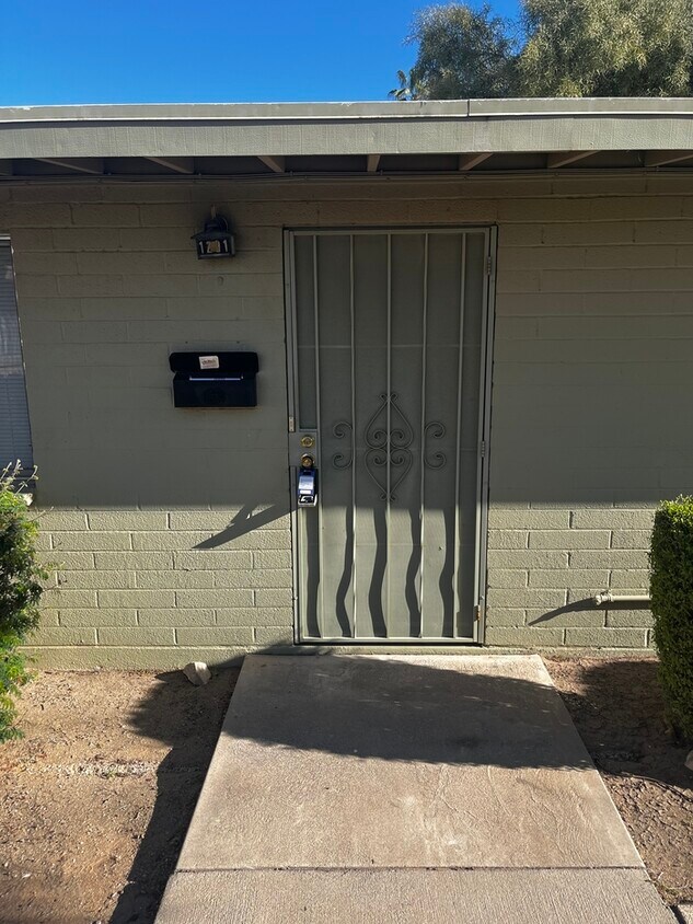 Foto principal - 2 bed two bath, with small yard. Near U of A