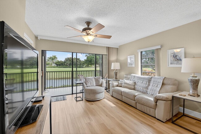 Building Photo - 451 Greensward Ln