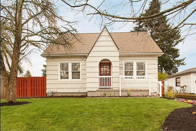 Building Photo - Charming Bungalow in the Heart of the Popu...