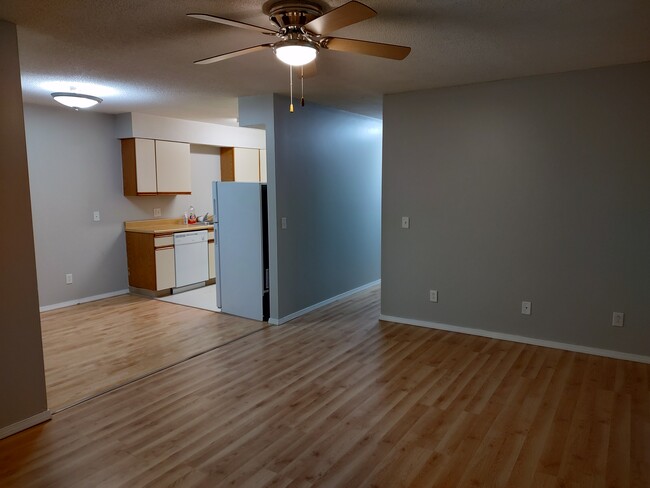 living/dining area - 5207 N Pierson St