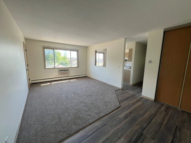 Entrada y cocina - Parkside Apartments