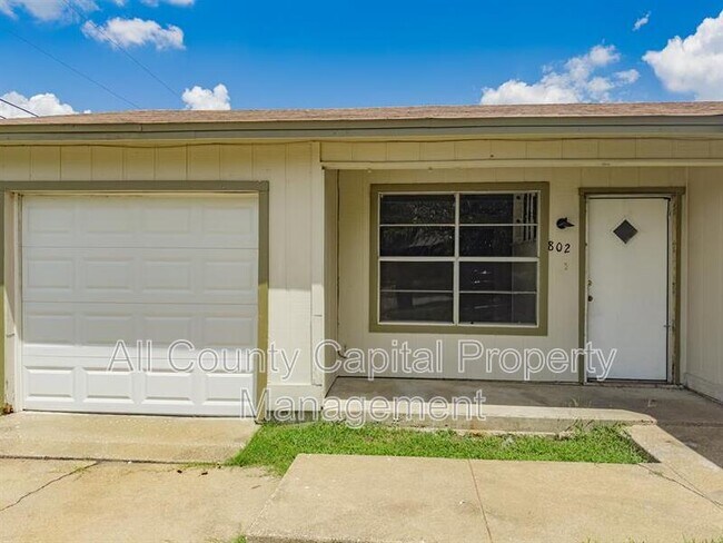 Foto del edificio - 802 E Irvin Ave