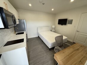 Building Photo - 7800 Lundy's Ln