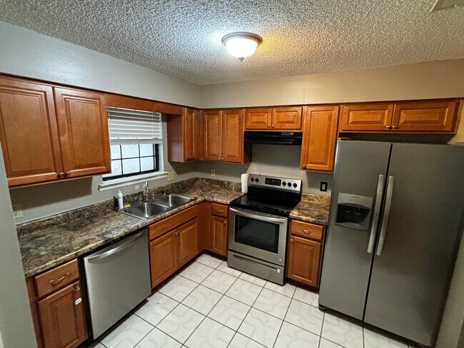 Building Photo - 867 Birchwood Ln