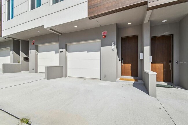 Building Photo - 370 6th St S