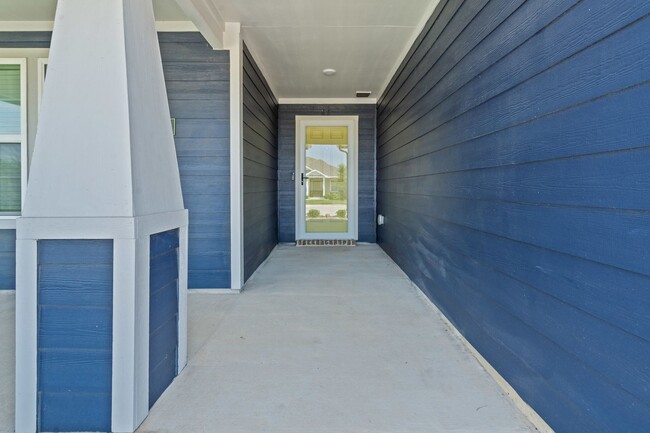Building Photo - Craftsman in Cleburne