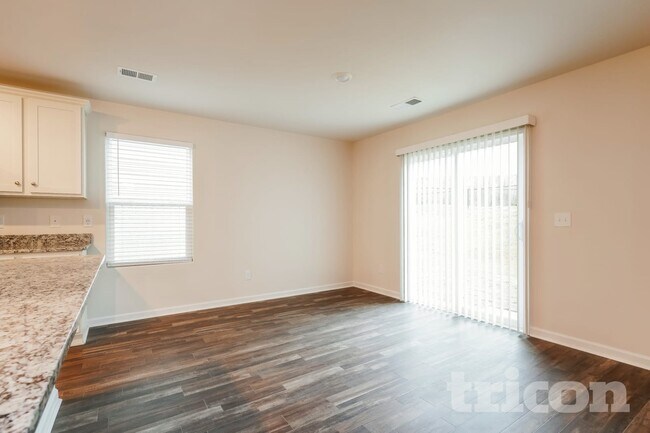 Foto del edificio - 6015 Mason Tucker Dr