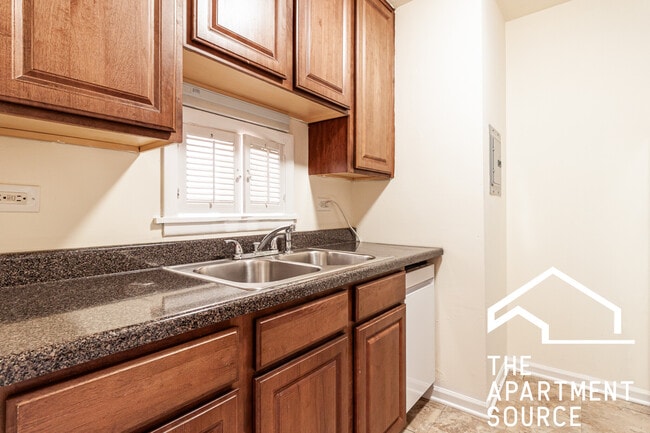 Building Photo - 665 W Wrightwood Ave