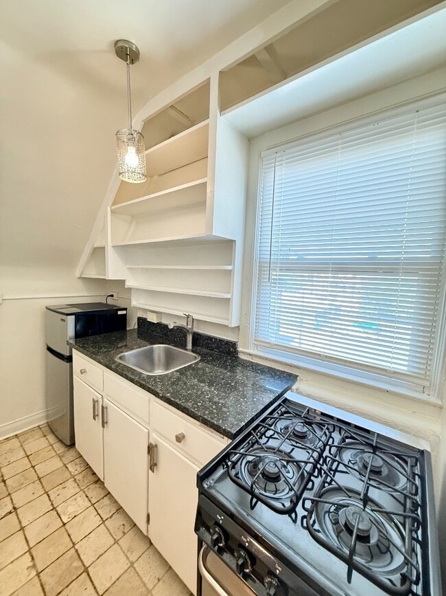 Building Photo - Unique Top floor Studio Apartment in Eclectic Capitol Hill House! Available Now!