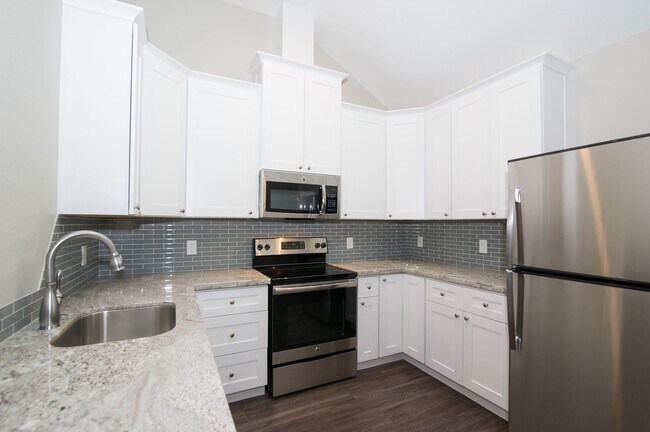 Foto del edificio - ADORABLE 2/1 APARTMENT CLOSE TO CAMPUS! DEC MOVE IN!