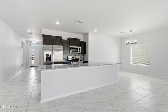 Foto del edificio - 909 Larkhall Pl