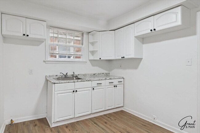 Foto del edificio - $1290 3 bedroom bungalow