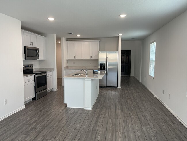 Building Photo - 825 Breakwater Dr