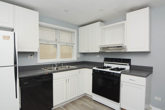 Foto del edificio - 1651 W Irving Park Rd
