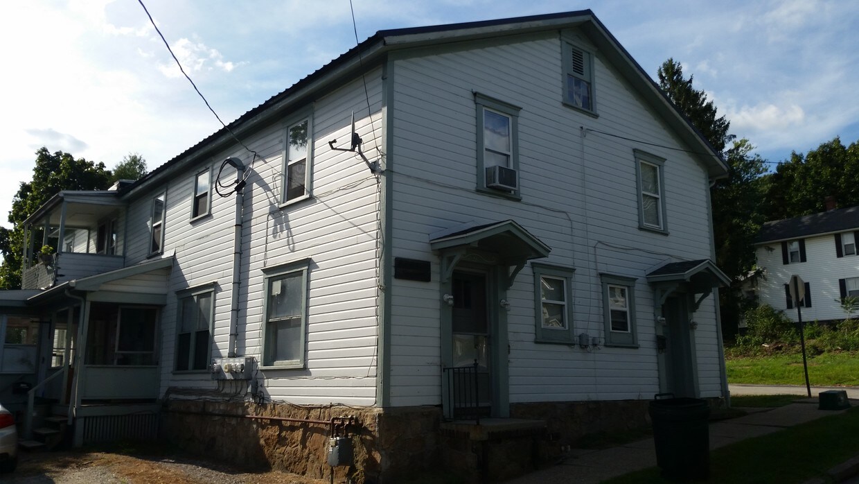 28 N 13th St, Indiana, PA 15701 Townhome Rentals in Indiana PA