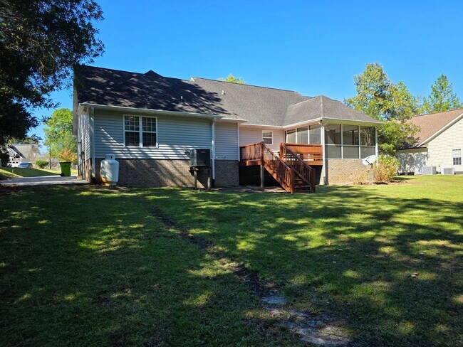 Foto del edificio - 345 Farina Dr