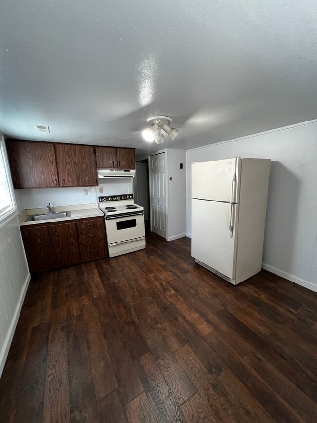 Building Photo - 1105 Cook Ave