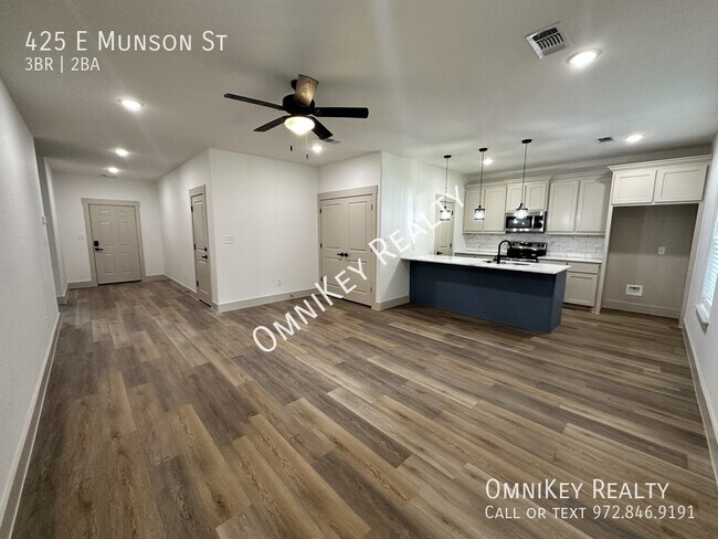 Building Photo - 425 Munson St