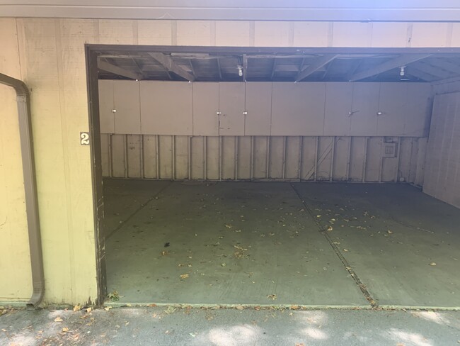 Building Photo - 108 Lake Dr