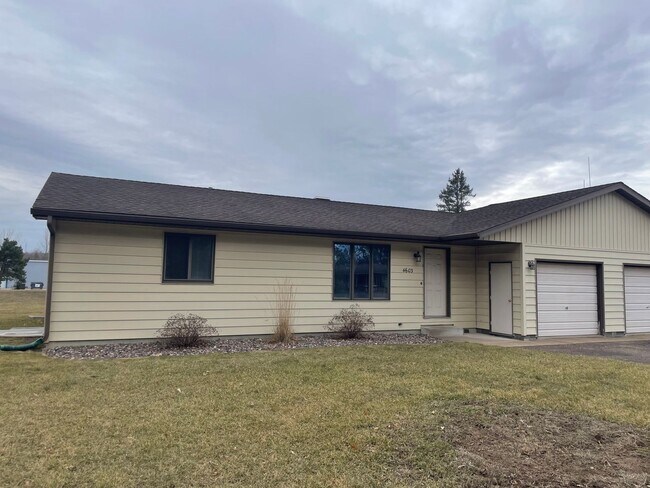Building Photo - 3 Bedroom 1 Bathroom Duplex in Eau Claire,...