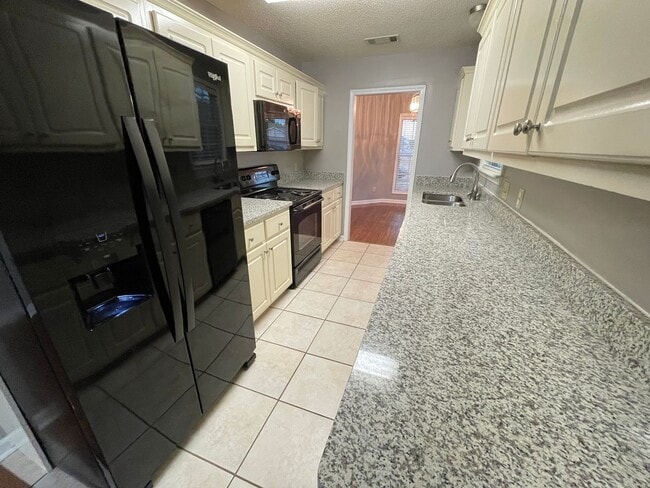 Building Photo - 3BD/2BA FOR RENT