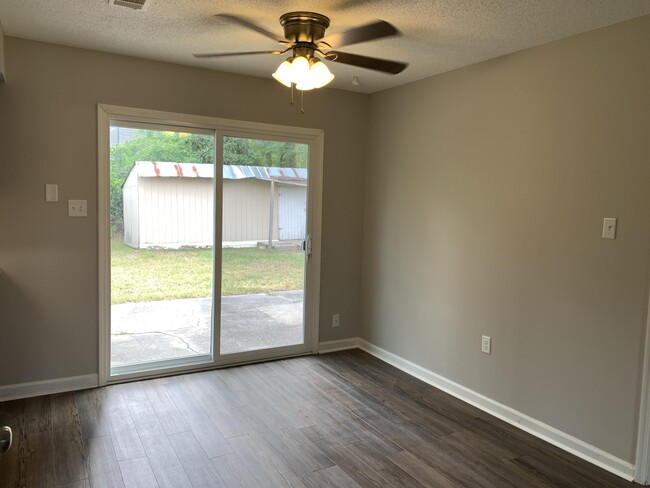 Foto del edificio - 219 Fowler St