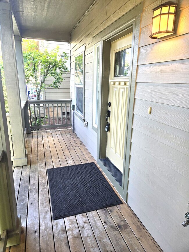 Foto del edificio - Tons of Space ! Walk to Park!  Newer 2017 ...