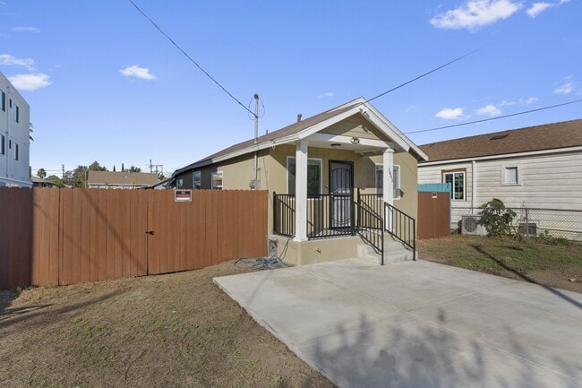 Foto del edificio - 1443 W 36th Pl