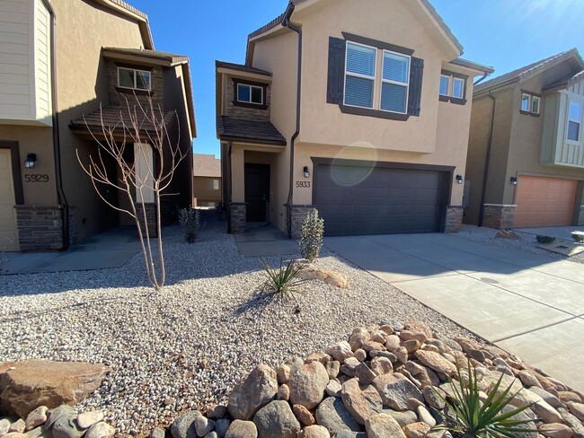 Foto del edificio - Beautiful 4 bed and 2.5 Bath in Desert Bluff Townhomes at Desert Canyons