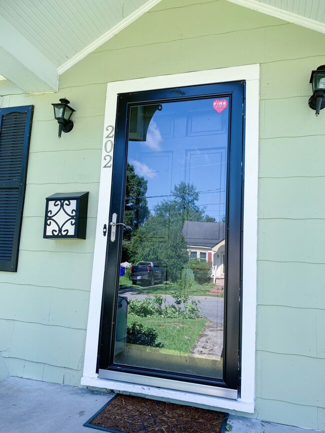 Photo - 3 Bedrooms 2 Full Bathrooms with fenced in... House