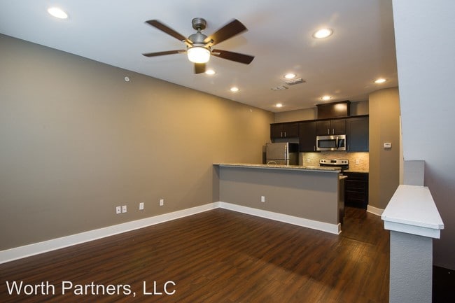Building Photo - 1 br, 1.5 bath Apartment - 408 College Main