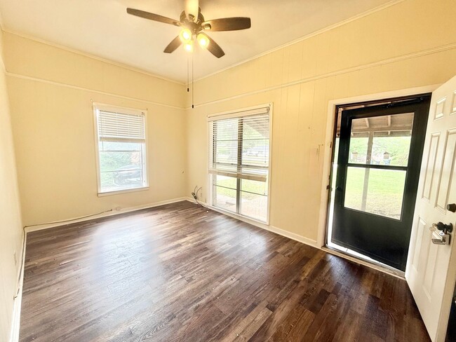 Building Photo - 3 bed/1 bath Duplex