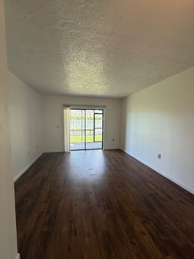 Building Photo - 2 bedroom, 2 bathroom in College Pines!
