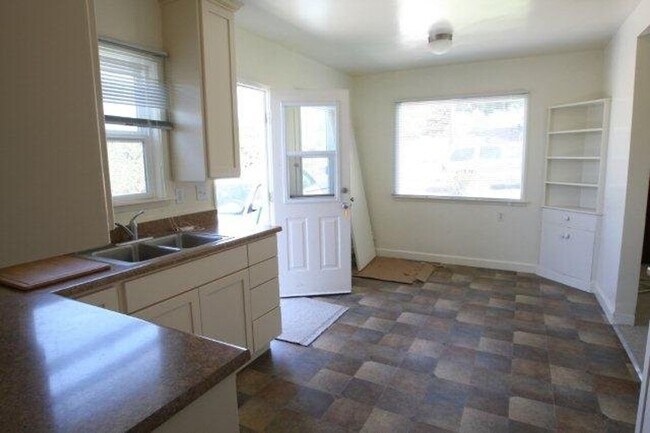 Foto del edificio - 4 Bedroom 2 Bathroom House in Quiet Neighborhood