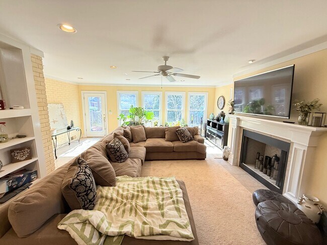 Foto del edificio - Beautiful 3 Bedroom, 2 Bath Home in the Ea...