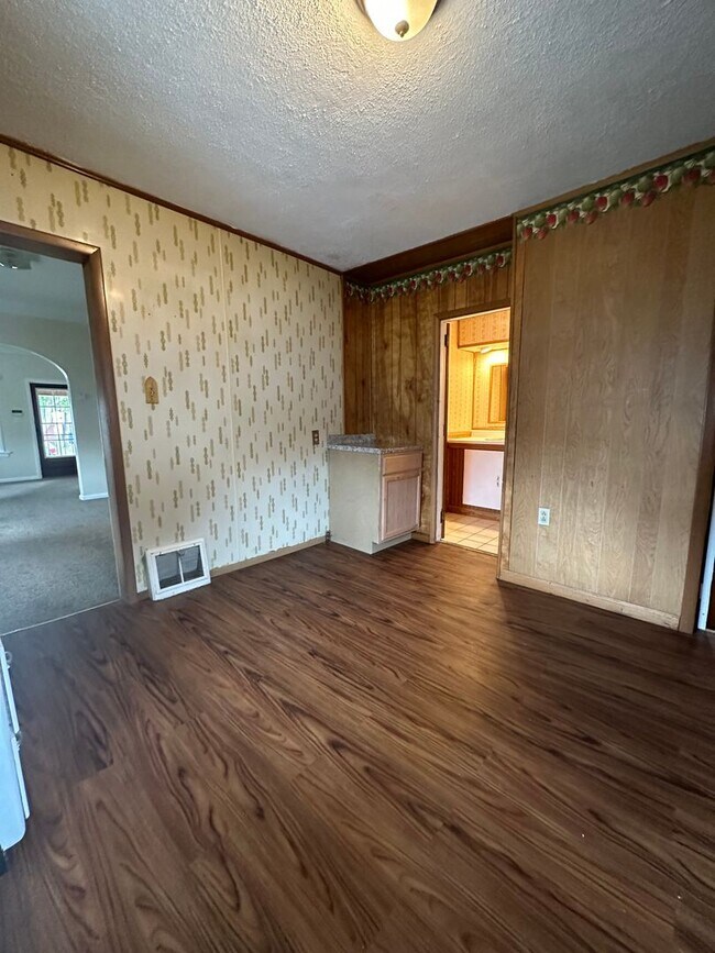 Building Photo - North End - One Story Home!!