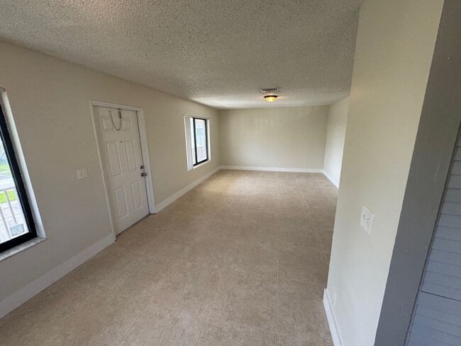 Building Photo - 1121 W River Dr