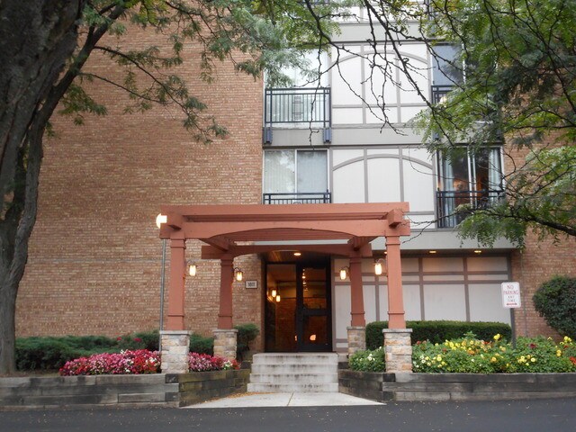 Primary Photo - 1811 Four Lakes Ave