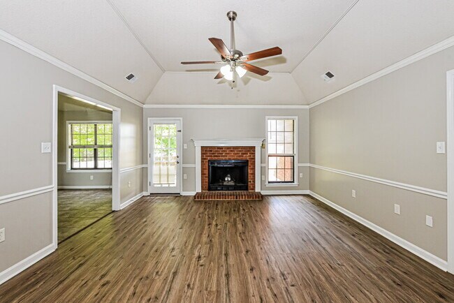 Foto del edificio - 6770 Lake Point Cir