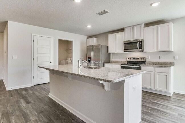Building Photo - Luxurious 5-Bedroom, 3-Bathroom Home with ...