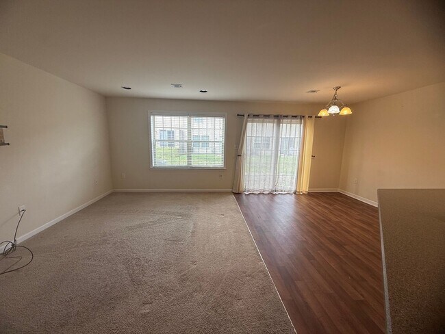 Foto del edificio - FOR RENT-Available Now! 3 Bed / 2.5 Bath Town-home