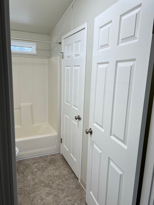 Building Photo - Lovely 3 bedroom home on property
