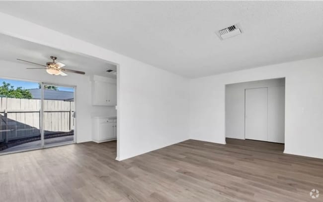 Building Photo - 41026 Beachwood Ave