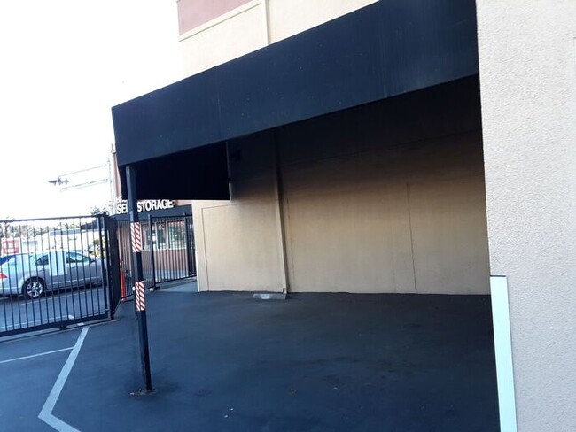Building Photo - 445 E Brokaw Rd