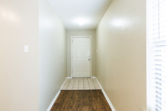 Building Photo - Welcome to this Spacious 2-Bedroom Home!