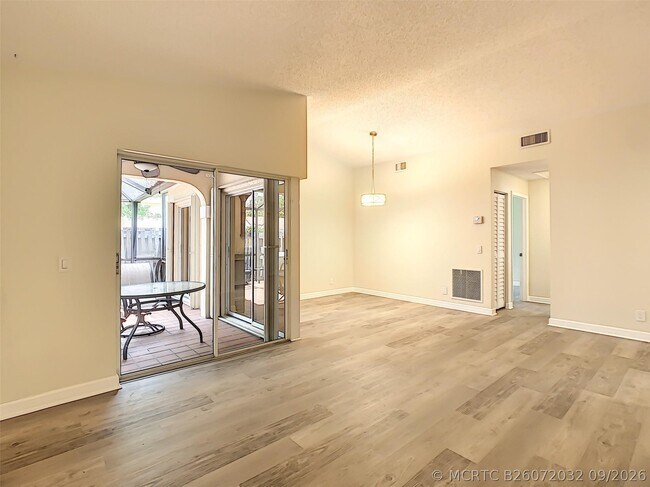 Building Photo - 1370 Cottonwood Cir