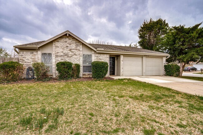 Building Photo - Stylishly Updated Home with Spacious Livin...