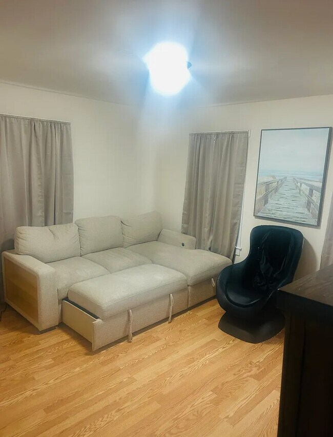 Foto del edificio - 858 Lower River Rd